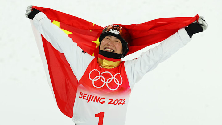 La medallista de oro Xu Mengtao, del equipo de China, reacciona durante la final de esquí acrobático femenino.