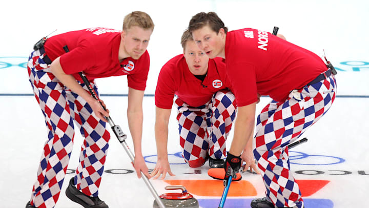 Equipe finlandesa de curling com seu icônico uniforme dos Jogos Olímpicos Vancouver 2010.