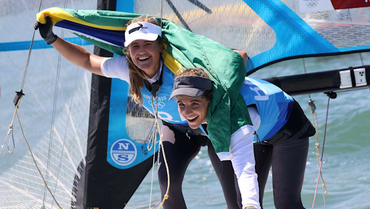 Martine Grael e Kahena Kunze comemoram o bicampeonato Olímpico em Enoshima.