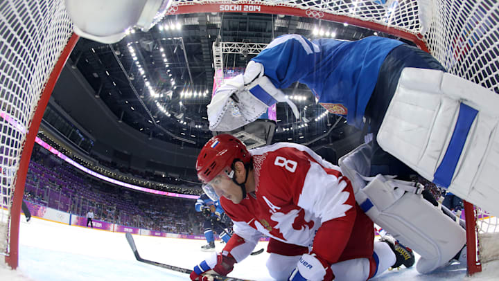 O russo Alex Ovechkin em ação nos Jogos Olímpicos de Inverno Sochi 2014.