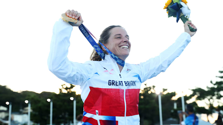 Hannah Mills, da Equipe da Grã-Bretanha, comemora sua medalha de ouro após a classe 470 feminina em Tóquio 2020