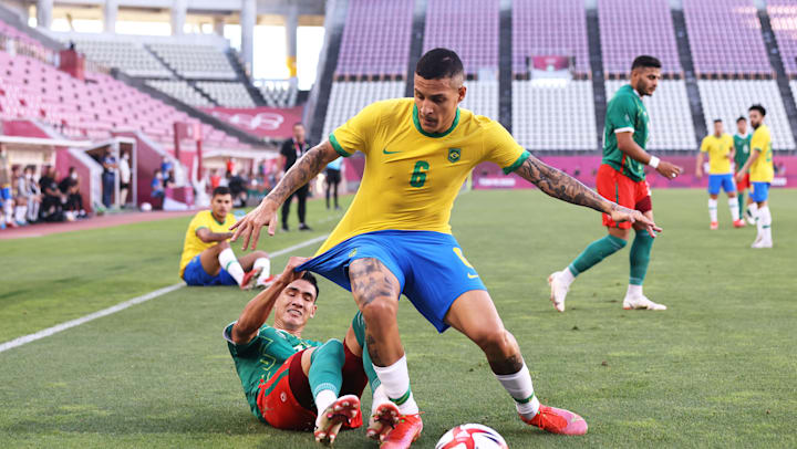 Guilherme Arana (BRA) e Antuna (MEX) disputam a bola durante a semifinal nos Jogos Tóquio 2020