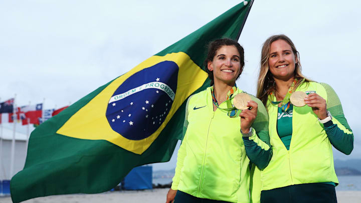 Martine Grael e Kahena Kunze ao vencerem a competição da classe 49er FX na Rio 2016