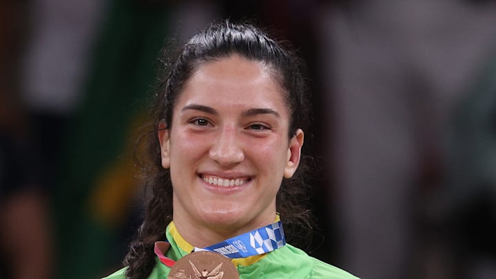Mayra Aguiar com a medalha de bronze nos Jogos Olímpicos Tóquio 2020
