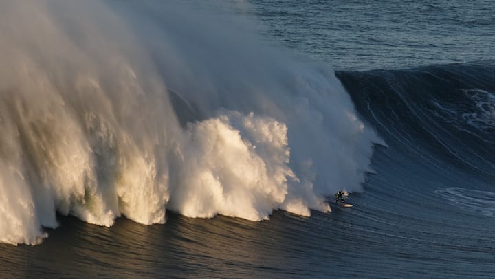 banana on the other hand, Wardrobe WATCH! Big wave surfing world record attempt in Nazaré