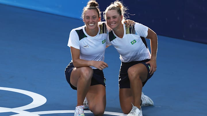Luisa Stefani e Laura Pigossi comemoram medalha de bronze em Tóquio 2020.