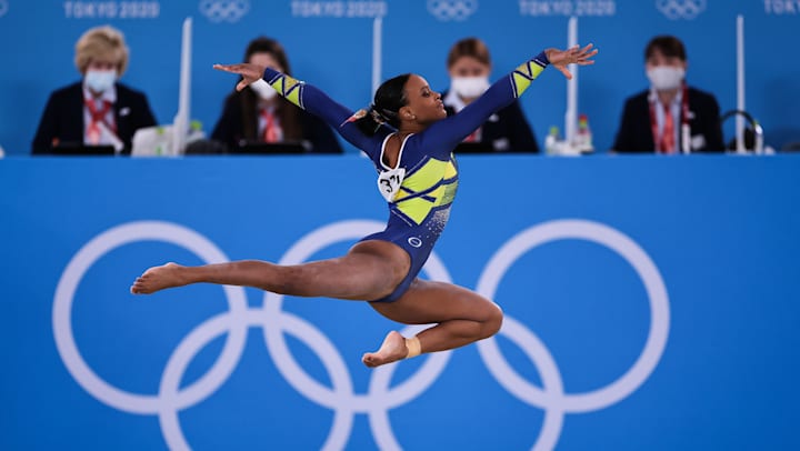 Rebeca Andrade em ação no Centro de Ginástica de Ariake