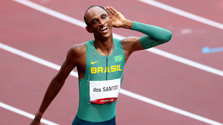 Alison dos Santos celebra o bronze nos 400m com barreiras em Tóquio 2020.