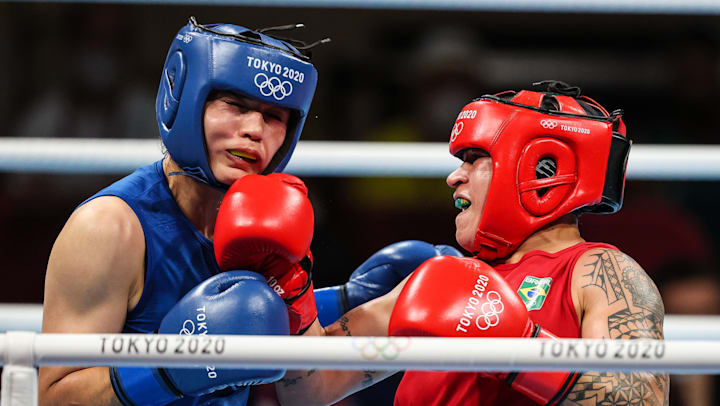 Beatriz Ferreira em ação nas quartas de final do peso-leve em Tóquio 2020