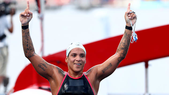 Ana Marcela Cunha deixa a maratona aquática em Odaiba após vencer a prova.