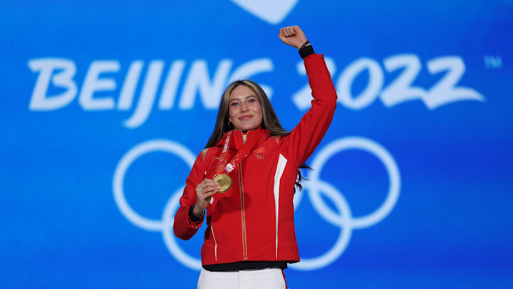 La medallista de oro Ailing Eileen Gu, del equipo de la República Popular China, celebra con su medalla 