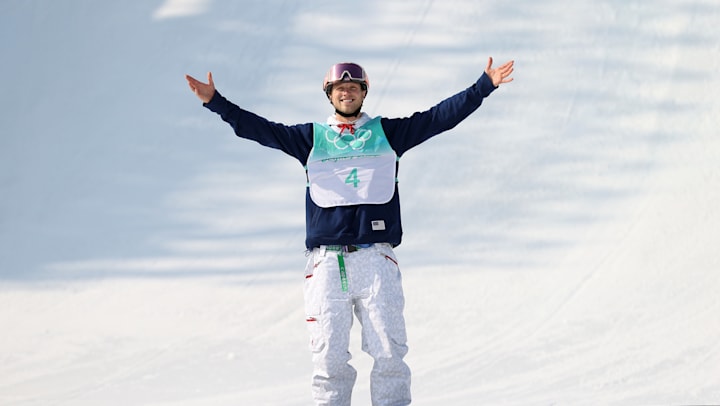Colby Stevenson celebra la conquista de la medalla de plata en la prueba de snowboard big air