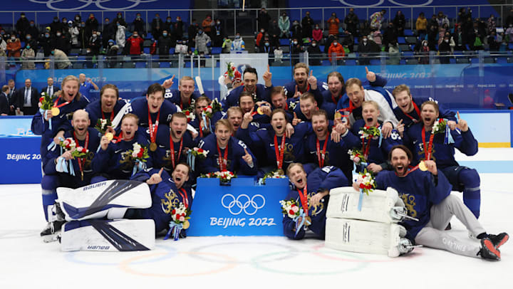 Los miembros de Finlandia, ganador del oro olímpico de hockey sobre hielo masculino en Beijing 2022, celebran su histórico triunfo.