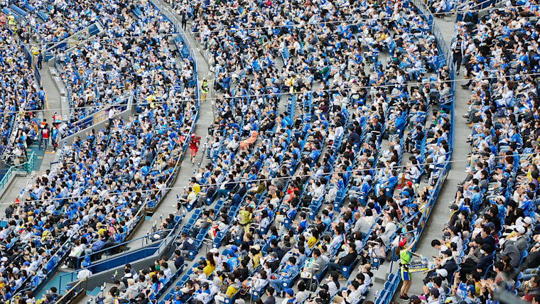 DeNA BayStars y Hanshin Tigers abarrotan el estadio de Yokohama el domingo.