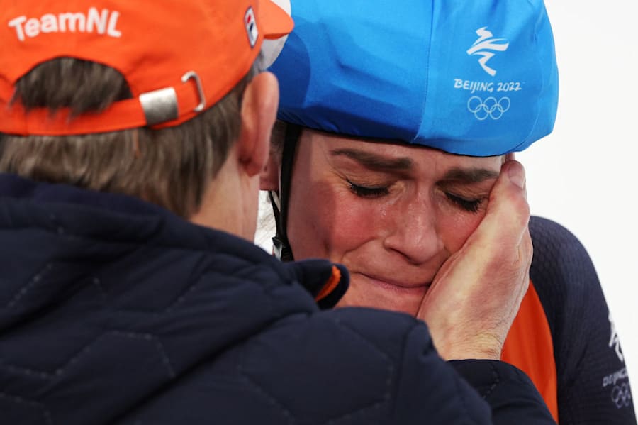 En el último evento de patinaje d velocidad de Beijing 2022, la neerlandesa Irene Schouten rompe en llanto al ganar su tercera medalla de oro de estos Juegos Olímpicos de Invierno