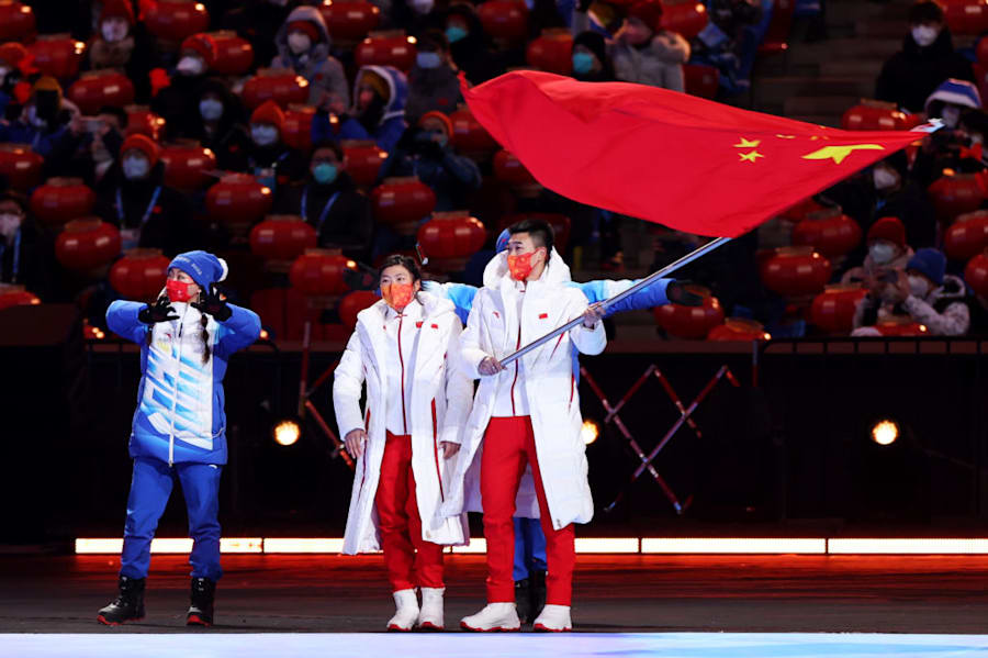 中国代表团旗手速度滑冰男子500米金牌得主高亭宇和自由式滑雪女子空中技巧金牌得主徐梦桃