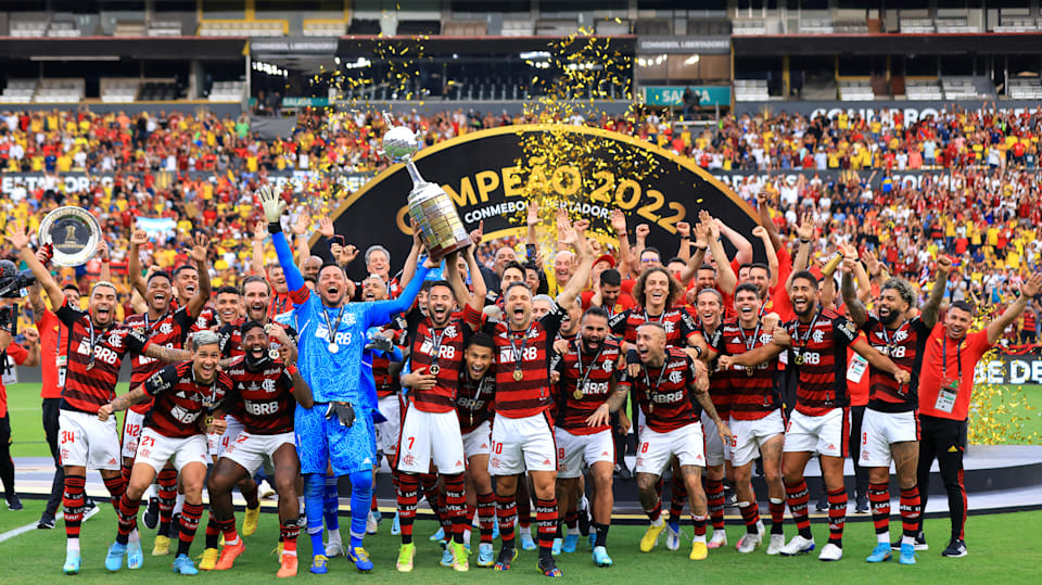 Everton Ribeiro levanta o troféu da Taça Libertadores da América 2022 para o Flamengo, campeão após vencer o Athletico Paranaense na final da edição de 2022, em Guayaquil, no Equador.