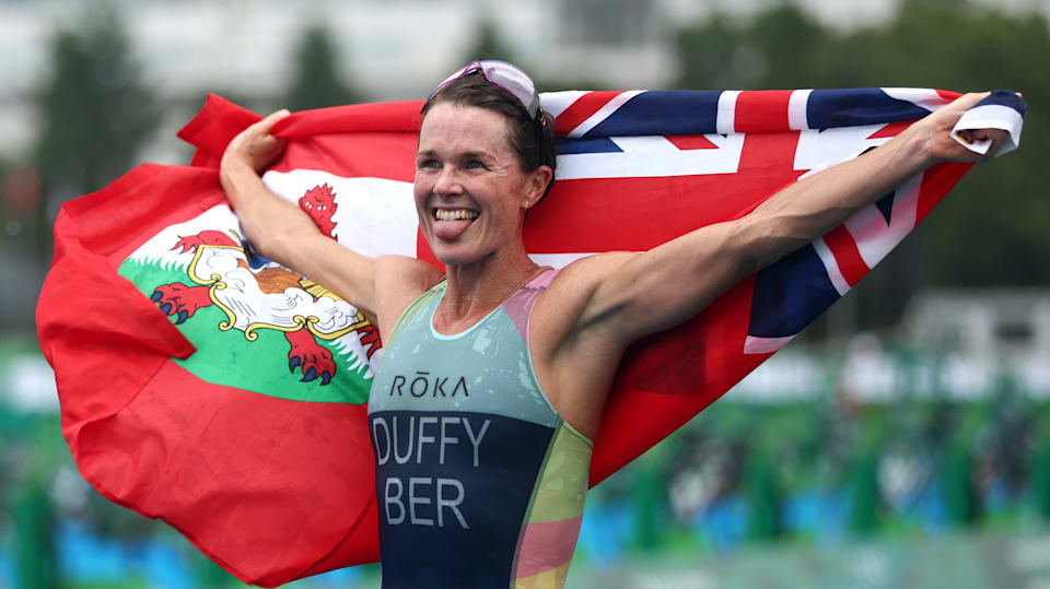 Flora Duffy wins record fourth triathlon world title in epic finale in ...