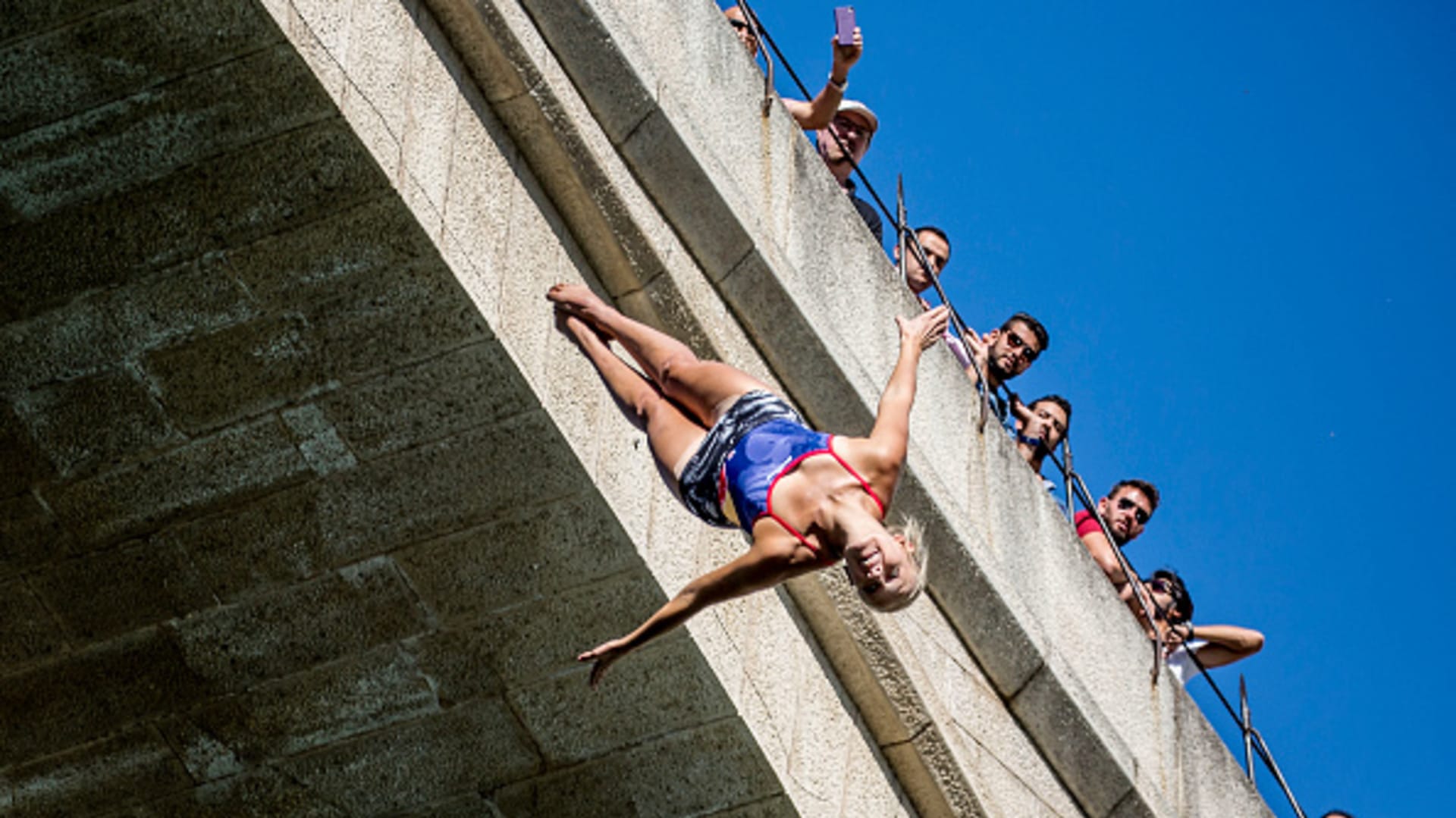 27 метров. Чемпионат мира по Клифф дайвингу Ирландия Дублин. Red bull Cliff Diving women Rhiannan Iffland 2022.