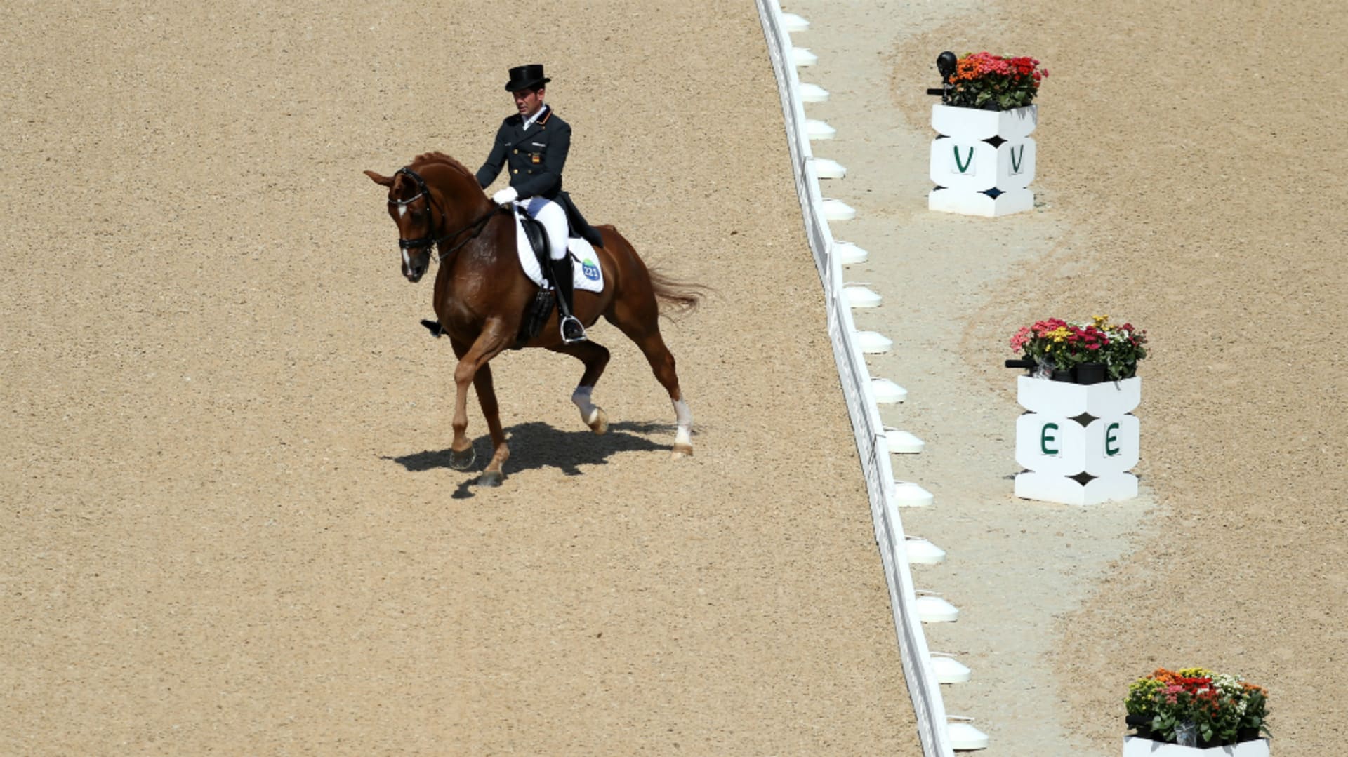 オリンピック馬術競技の銀貨 跳躍する馬さんと競技選手 人馬一体となって戦う姿