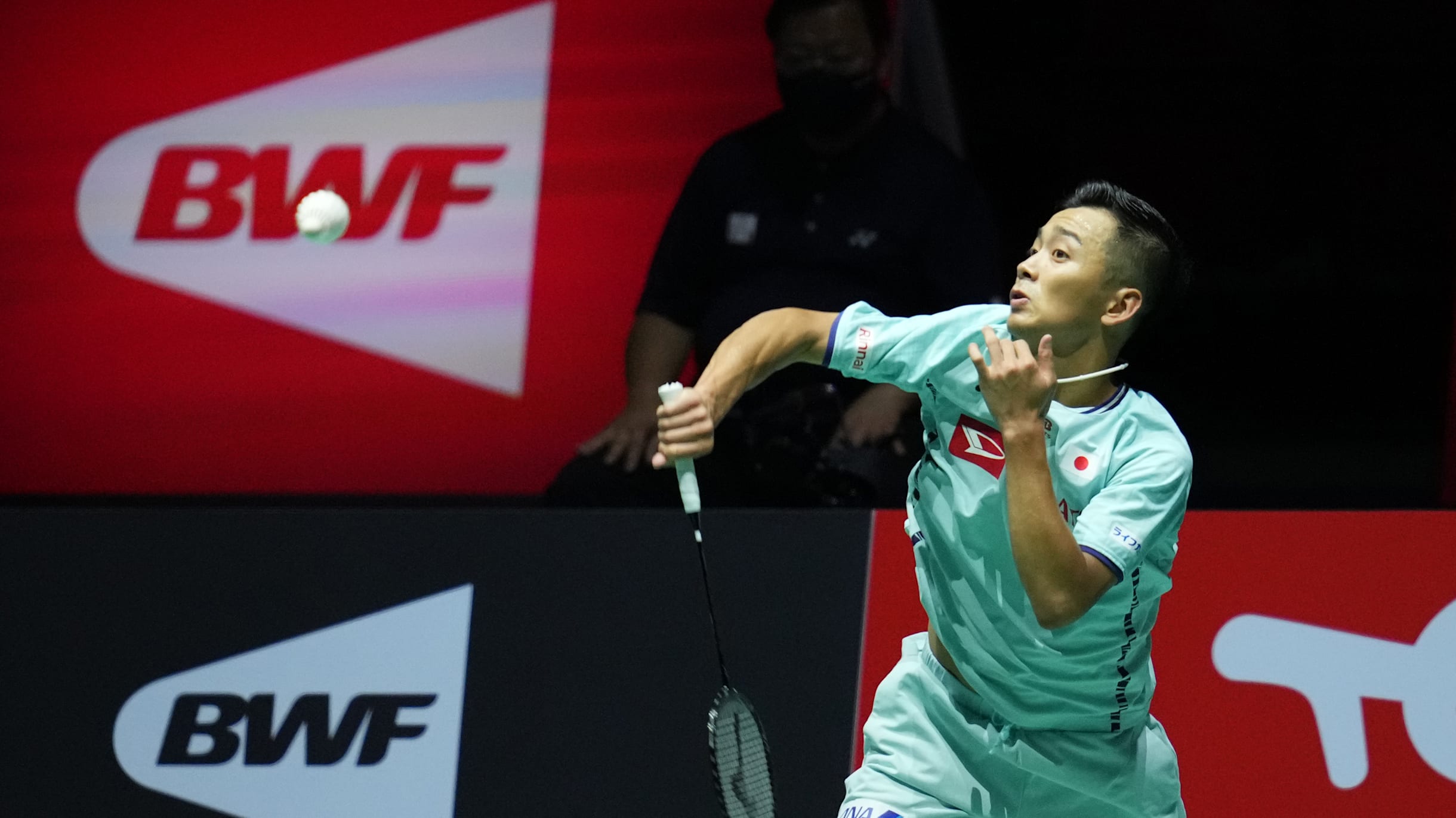 桃田賢斗と西本拳太、小林選手のサイン入りロングTシャツです