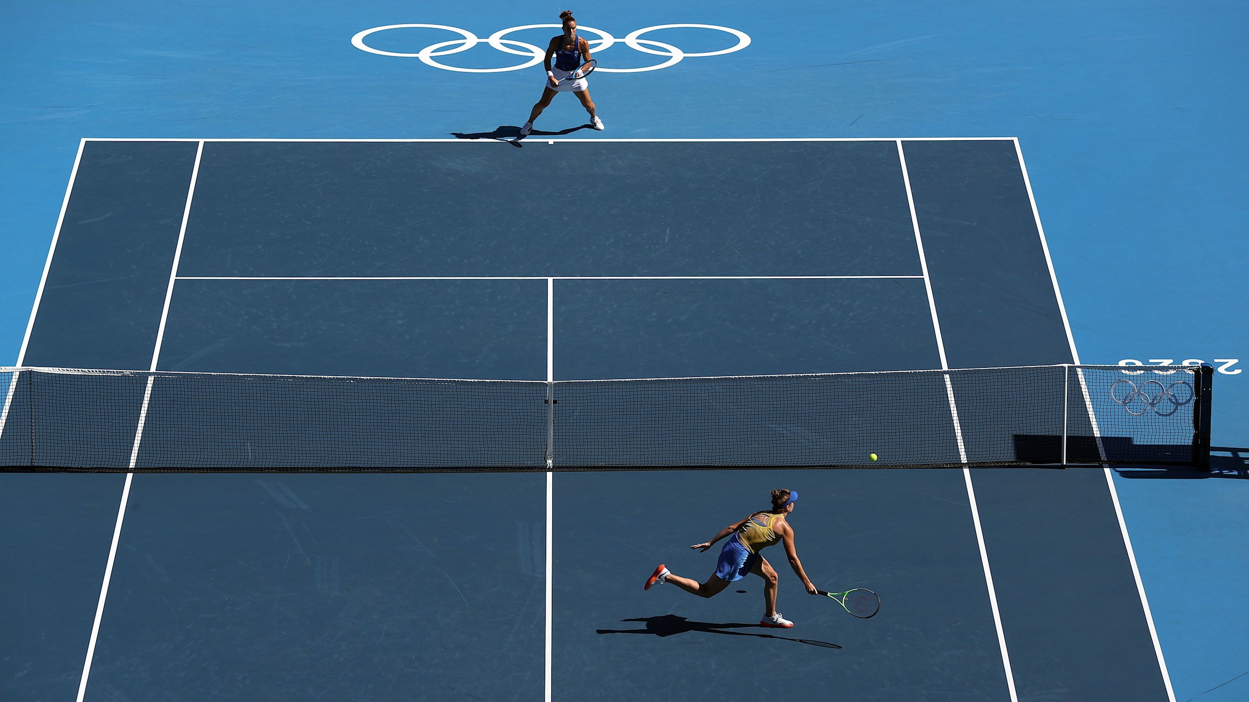 2 players on a tennis court