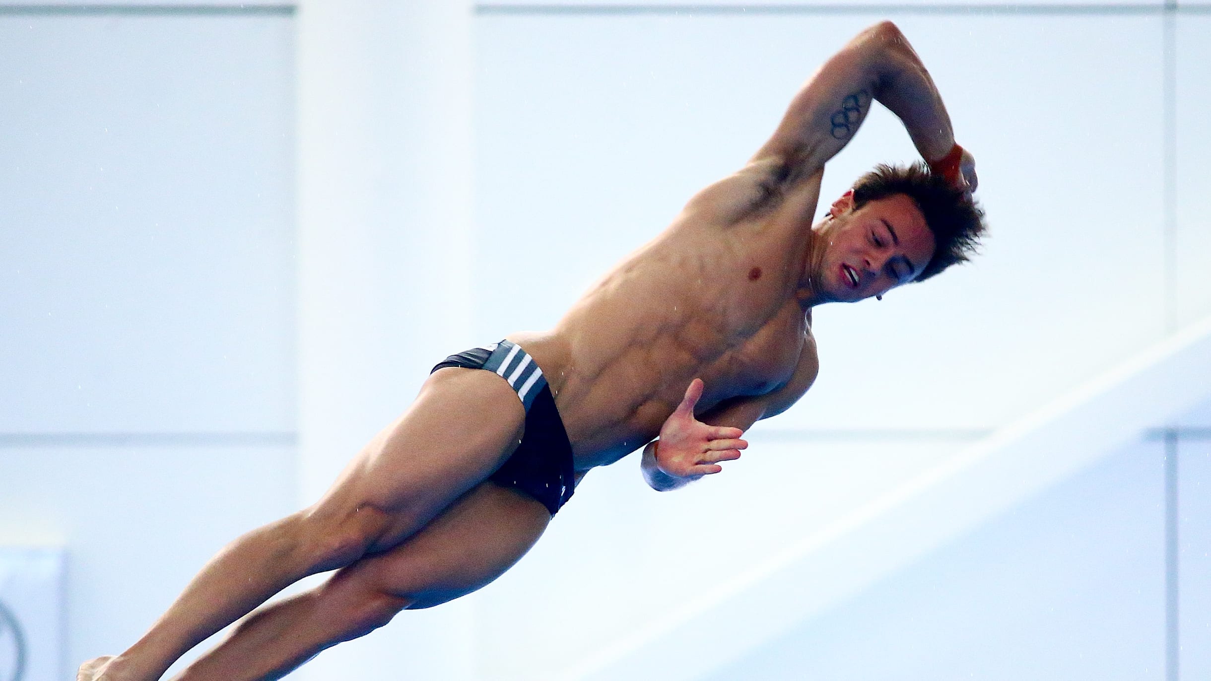 tom daley diving into water