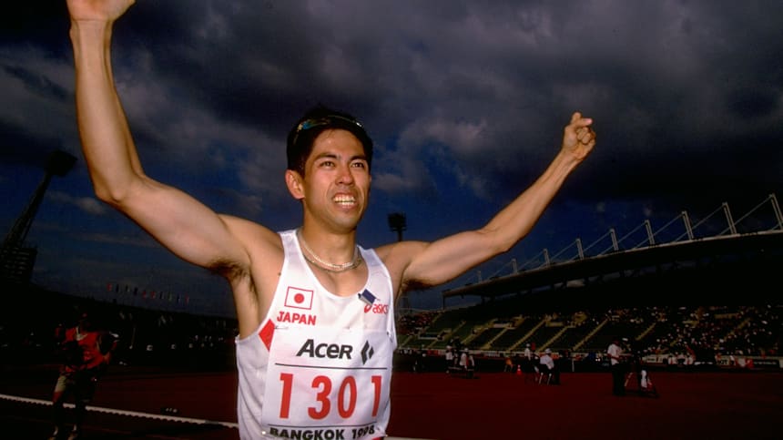 Ito Koji celebra su doblete en el sprint en los Juegos Asiáticos de Bangkok 1998