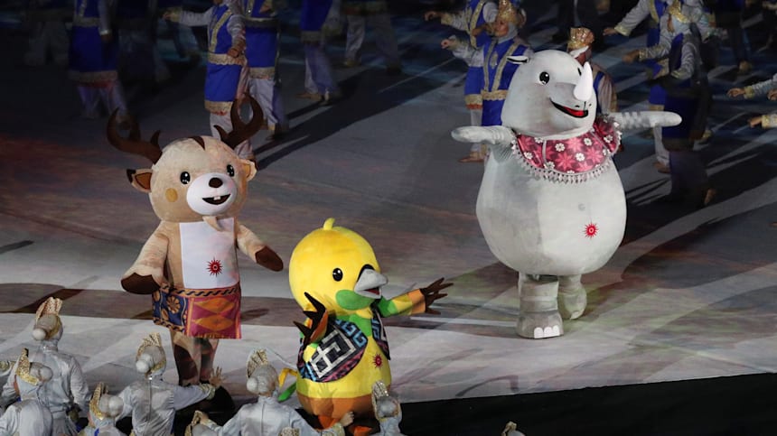 Eventuales mascotas oficiales de los Juegos Asiáticos 2018 en la ceremonia de apertura (LR): Atung, Bhin Bhin e Ika