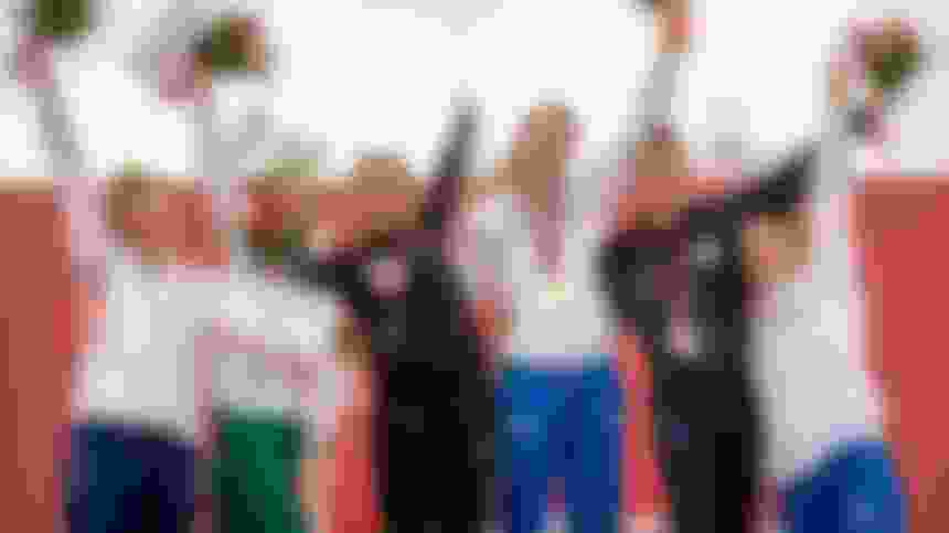 Alice Sotero si unisce ai festeggiamenti di Elena Micheli alla finale dei Mondiali 2023 ad Ankara.