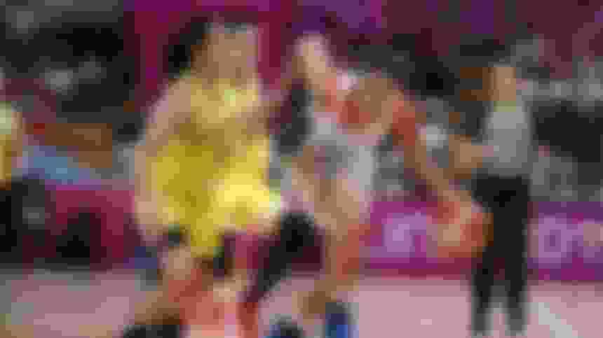 Isalys Quinones de Puerto Rico es custodiada por Jenifer Muñoz de Colombia partido por medalla de bronce en Panamericanos de Lima 2019