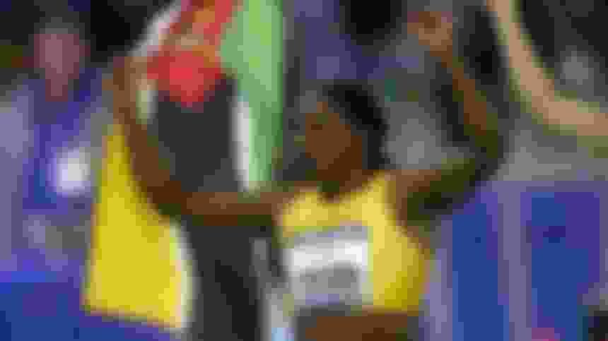 Maria Mutola, de Moçambique, celebra conquista da medalha de ouro nos 800m dos Jogos Olímpicos Sydney 2000.