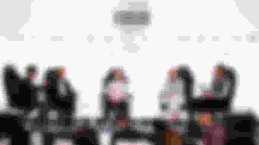 Ewok (tengah) mengikuti diskusi panel tentang anti-bullying dan ruang aman online selama forum Olympic Esports Week 2023.