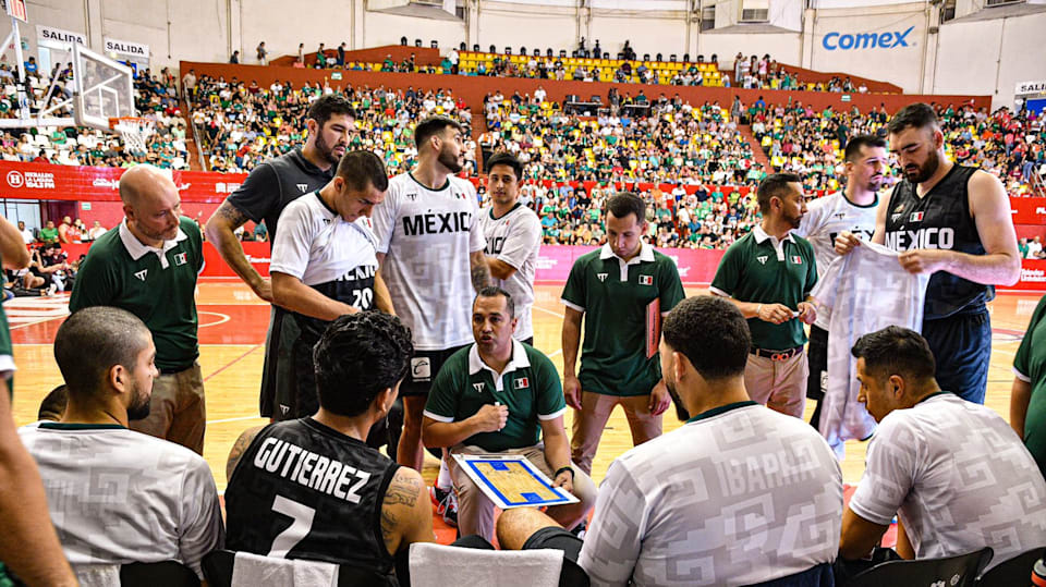 Omar Quintero dirige a la selección mexicana de baloncesto en partido amistoso vs Colombia, 2023