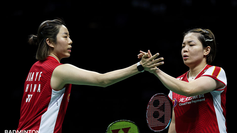 陈清晨和贾一凡击掌庆祝得分