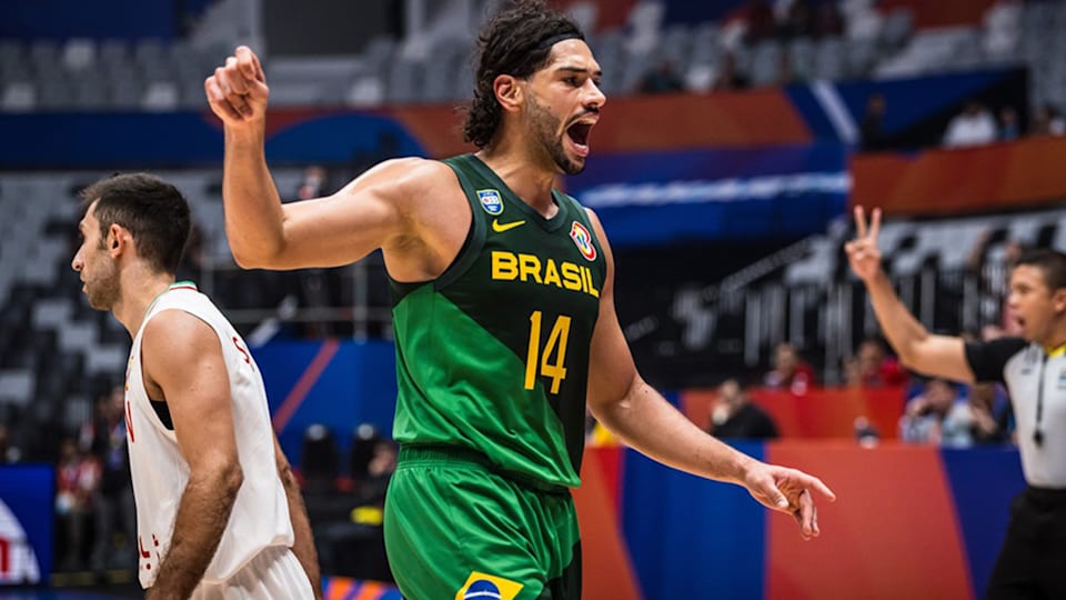 Brasil vence na Copa do Mundo de Basquete 2023, mas perde Raulzinho por