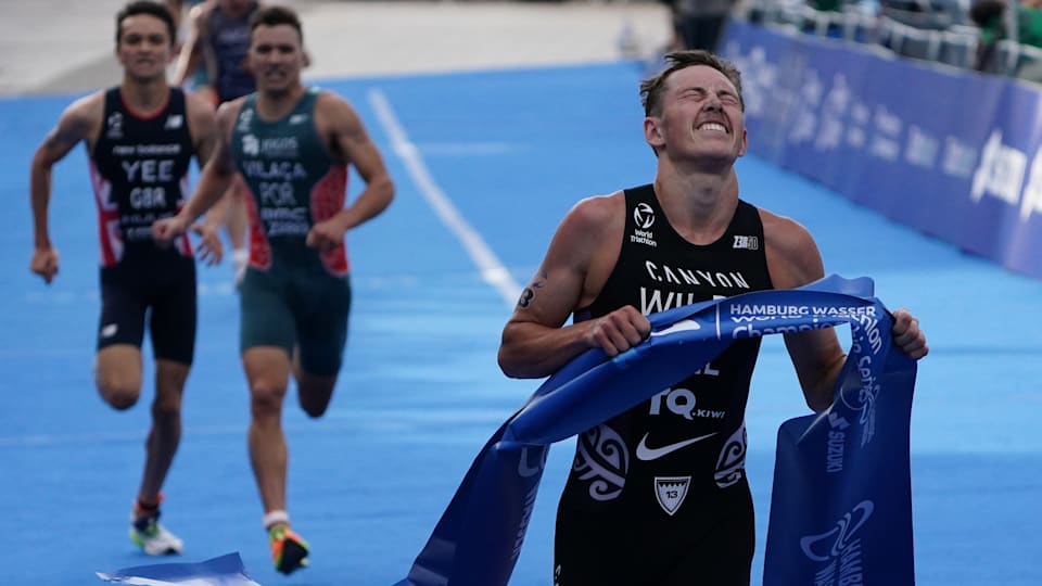 world-triathlon-sprint-and-relay-championships-2023-hayden-wilde-and-cassandre-beaugrand-claim