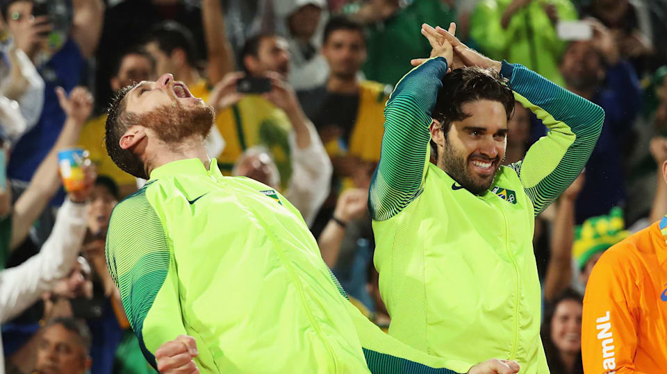 Alison Cerutti and Bruno Schmidt celebrating in Rio