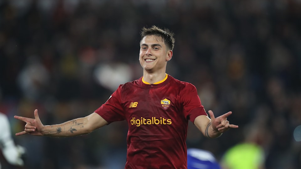 Paulo Dybala de la AS Roma celebra tras marcar el segundo gol en la Serie A vs UC Sampdoria (Foto de Paolo Bruno/Getty Images)