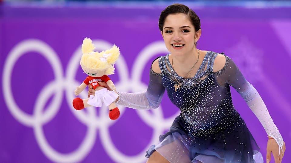 Evgenia Medvedeva takes victory in Russia to keep World Championship