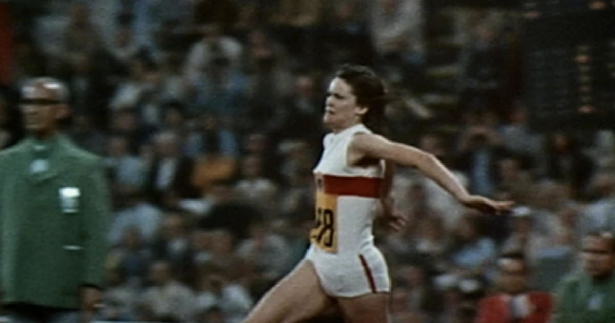 16歳のウルリケ・マイフェルトが勝利の跳躍を披露