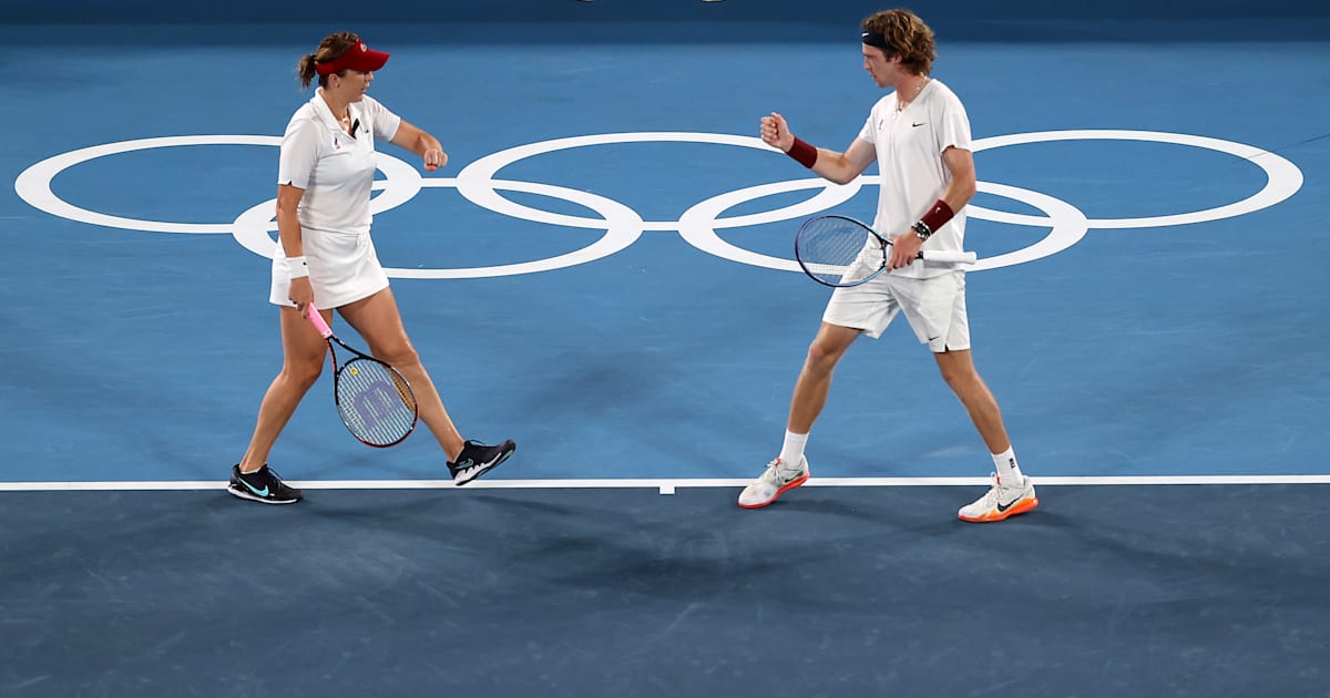 Anastasia Pavlyuchenkova and Andrey Rublev of ROC win gold in mixed doubles