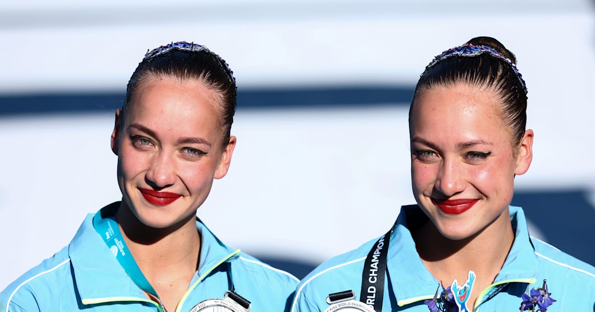 Le gemelle ucraine di nuoto artistico Marina e Vladislava Alexeva lanciano un messaggio di speranza: “È ora di sorridere”
