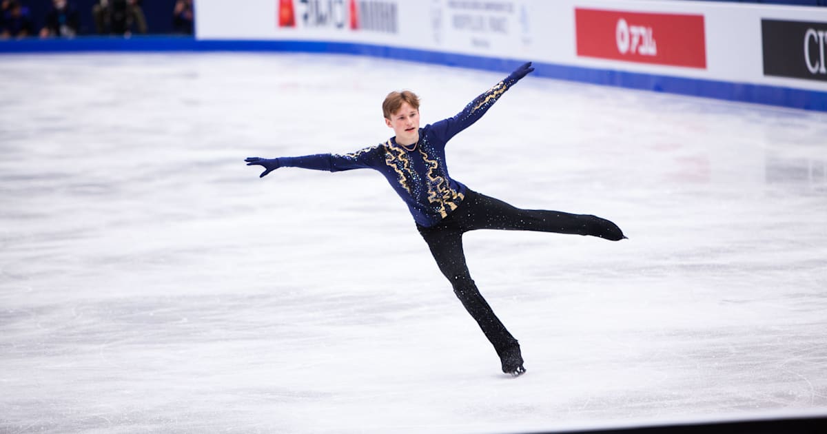 Figure skating Ilia Malinin quad Axel world junior champion lands