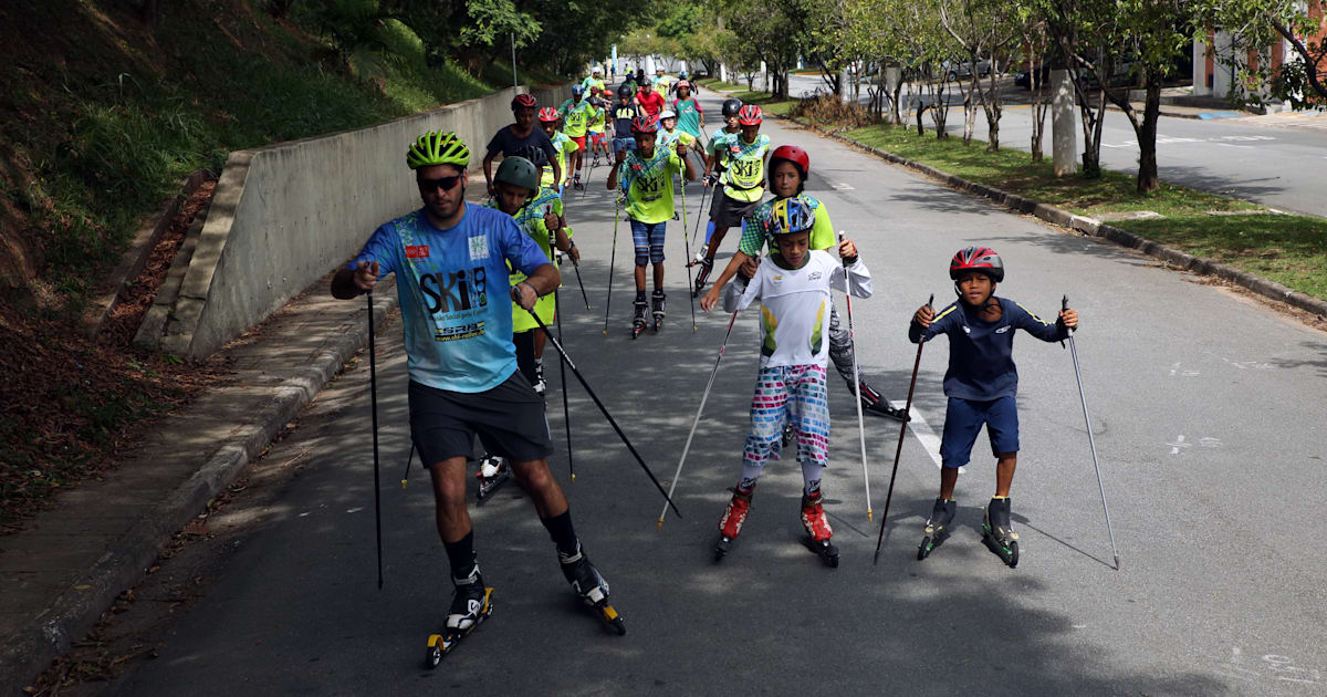 Atleta olímpico brasileño entusiasma a los jóvenes por un proyecto social de esquí en una favela de São Paulo