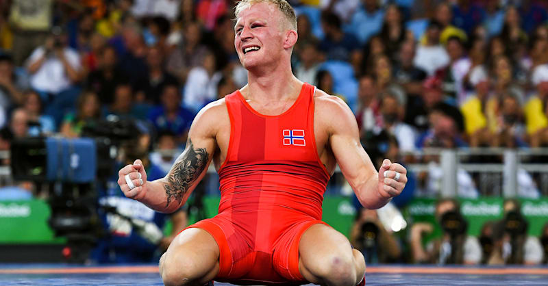 挪威摔跤选手庆祝其夺得铜牌